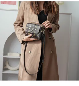 Sac bandoulière marron élégant pour femme, sac à épaule à motif classique vue détaillée.
