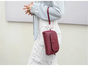 Sac bandoulière mini rouge vin pour femme détail avec rabat en peau de serpent et dragonne