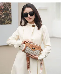 Stylish women's shoulder bag with coin purse, trendy cross-body bag for daily fashion.