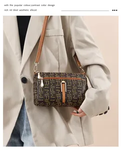 Sac à bandoulière marron monogrammé pour femme avec sangle réglable élégant.
