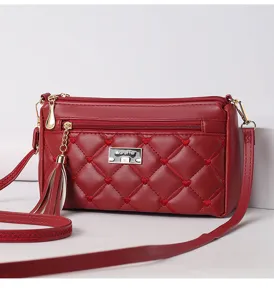 Rote gesteppte PU-Leder Umhängetasche für Damen mit Herzstickerei, Quaste und Metall-Logo.
