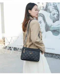 Sac à épaule matelassé noir classique pour femmes avec bandoulière élégante pour un look quotidien.