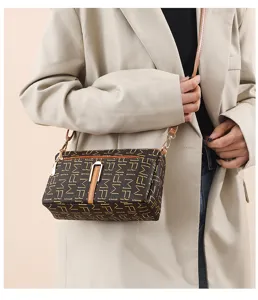 Sac bandoulière élégant pour femme avec imprimé monogramme classique et verrou en métal
