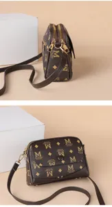 Sac bandoulière marron en cuir synthétique avec imprimé monogrammé et fermeture éclair pratique.
