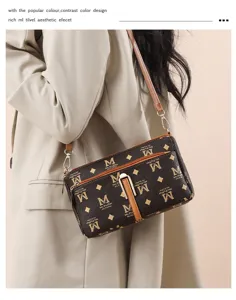 Sac bandoulière élégant à monogramme avec fermoir métallique et lanière réglable vue détaillée.