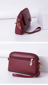 Vue détaillée du petit sac bandoulière bordeaux pour femme avec fermoirs dorés.