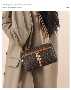 sac bandouliere marron style monogramme avec design contraste et boucle metallique chic
