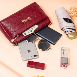 Retro large capacity women's crossbody bag, elegant autumn winter shoulder bag for commuting.