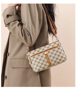 Sac bandoulière élégant pour femme avec motif monogramme, sangle réglable, usage quotidien.