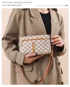 Sac bandoulière élégant pour femme avec motif chic, design compact et finitions de qualité.