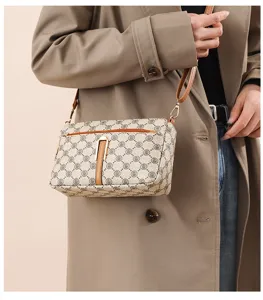 Sac bandoulière élégant à monogramme avec fermoir métallique chic, parfait pour le quotidien.