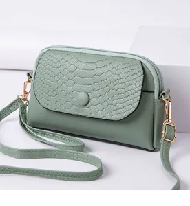 Élégant sac bandoulière femme petite pochette téléphone avec rabat serpent et quincaillerie dorée.
