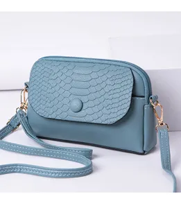 Petit sac à bandoulière bleu pour femme avec rabat texturé et détails dorés élégants.