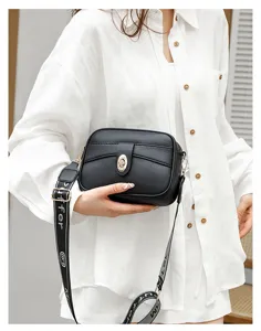 Bolso cruzado clásico de cuero PU negro para mujer con correa ancha estampada y cierre metálico.