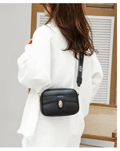 Elegante bolso bandolera negro de piel PU con correa ancha y elegante cierre metálico chic.