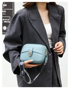 Elegante bolso bandolera de piel PU azul claro con correa ancha para uso diario.
