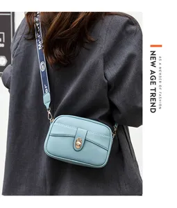 Vista detallada del bolso cruzado de mujer en PU azul claro con correa ancha de moda.