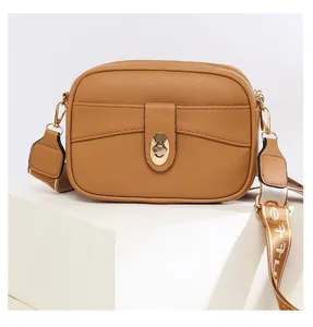 Elegante bolso bandolera de piel sintética marrón con correa ancha y cierre chic para mujer.