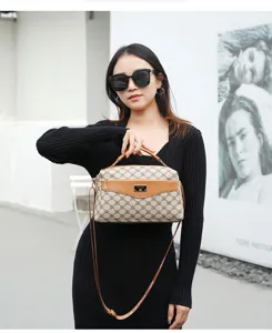 Bolso de mano retro para mujer con ribete de cuero marrón y correa ajustable elegante.