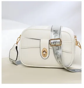 Bolso bandolera de mujer de piel sintética blanca con correa ancha y cierre metálico elegante.