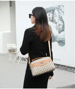 Bolso bandolera vintage con monograma para mujer con asa superior, ribete de piel y correa.