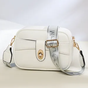 Bolso cruzado de piel sintética blanca para mujer con correa ancha y herrajes dorados.
