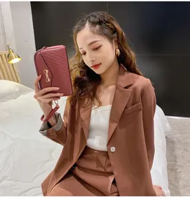 Chic women's mini crossbody leather bag, fashionable shoulder clutch for daily commuting.
