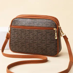 Stylische Damen Umhängetasche mit Monogramm Muster, Reißverschluss und verstellbarem Riemen.