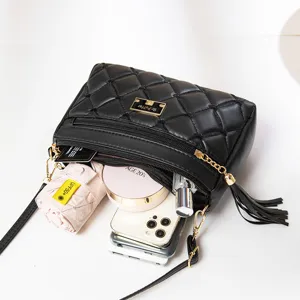Damen schwarze gesteppte PU Leder Umhängetasche mit Kette und Quaste im Alltag.
