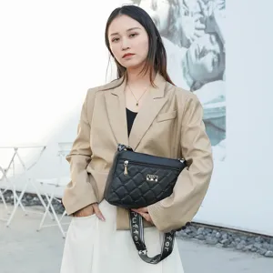 Élégant sac à bandoulière géométrique matelassé pour femme avec large sangle tendance.