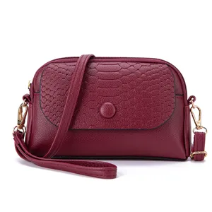 Petit sac bandouliere mini bordeaux femme en cuir sac telephone epaule motif serpent.