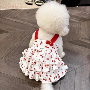 Süßes Sommer Hundekleid mit rotem Kirschdruck, mehrlagiger Kuchenrock für Haustiere.
