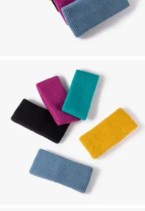 Vista dettagliata di fascia sportiva in maglia colorata, consistenza morbida ed elastica quotidiana.