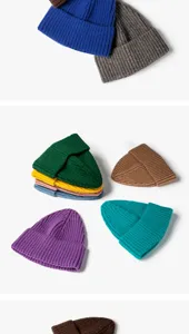 Vue détaillée de bonnets en tricot côtelé coloré, montrant une texture douce et diverse options.
