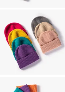 Berretto in maglia a coste classico e tinta unita per autunno e inverno, caldo e colorato.