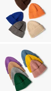 Detail en gros plan de plusieurs bonnets en tricot cote doux de diverses couleurs vives.