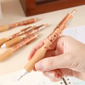 Primo piano della simpatica matita meccanica capibara con impugnatura morbida.