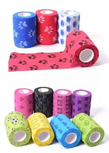 Détail de bandage adhésif pour animaux coloré montrant divers motifs amusants comme des pattes.