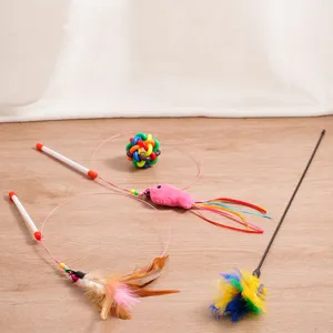 Interaktives Katzenspielzeug-Set mit Feder-Teaser-Stäben, Mäusen und bunten Bällen.