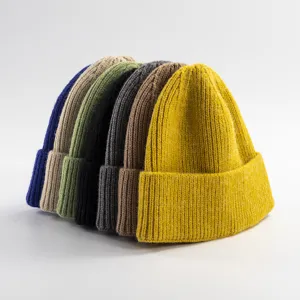 Gemütliche einfarbige Winter Strickmütze Beanie, stilvolles Design für Damen und Herren.