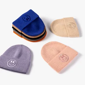 Gorro de punto elegante para hombre y mujer, gorro de invierno cálido con diseño de carita feliz.