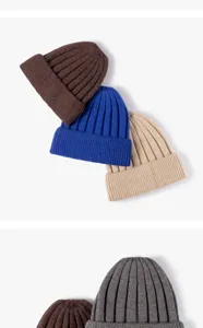 Vista detallada del gorro de punto acanalado de invierno, material suave, cálido para uso diario.