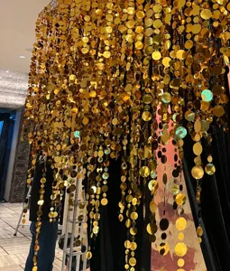 Dettaglio tenda di paillettes d'oro, dischi rotondi lucidi per sfondo di nozze e feste.