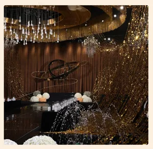 Lussuosa tenda di paillettes per matrimonio, decorazione sospesa scintillante e riflettente.
