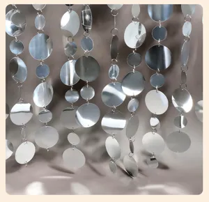 Filo di tenda con paillettes a dischi riflettenti argentei per matrimoni e feste eleganti.