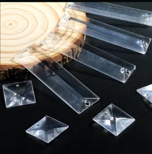 Dettagli di perline quadrate e ghiaccioli in cristallo trasparente per decorare tende.