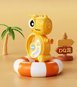 Vue détaillée d'un pistolet à eau dinosaure mignon pour enfants à la plage et piscine en été.