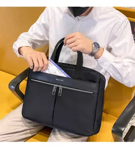 Schwarze Business Laptoptasche mit vielen Fächern, große Kapazität für Pendeln und Büroarbeit.
