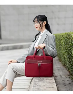 Geschäftliche Pendler-Laptop-Handtasche mit großem Fassungsvermögen und Weinrot-Design.