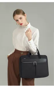 Schwarze Laptoptasche Business Aktentasche mit mehreren Fächern und Doppelreißverschlüssen.